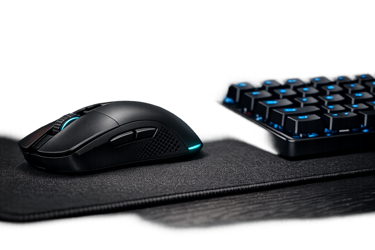 Perfil lateral do AeroX Pro sobre desk mat escuro com teclado mecânico, contexto gaming competitivo, fundo transparente PNG